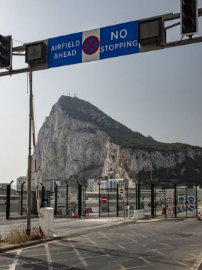 Cebelitarık, Birleşik Krallık 08.27.2025. Cebelitarık Kayası. Havaalanındaki pisti geçmek için trafik ışıklarında bekleyenler var..