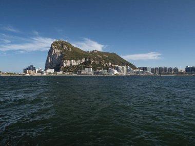 Gibraltar 'ın havalimanı ve İspanya' daki La Linea de la Concepcion 'da görüldüğü gibi ufuk çizgisi..