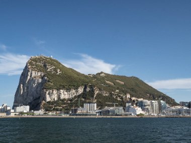 Gibraltar 'ın havalimanı ve İspanya' daki La Linea de la Concepcion 'da görüldüğü gibi ufuk çizgisi..