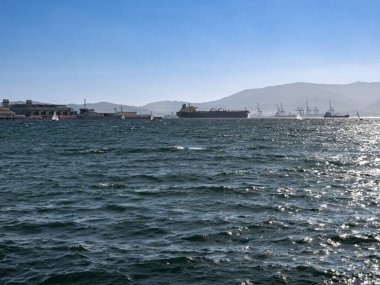 Kargo gemileri Algeciras körfezinde, Cebelitarık 'ın önünde, Algeciras ve vinçlerle birlikte arka planda demirledi.