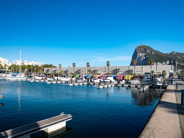 08.28.2025 La Linea de la Concepcion, İspanya 'da renkli yüzen evler. La Linea 'daki bu yüzen tekneler Marina' nın içinde yüzen bir otel oluşturuyorlar.