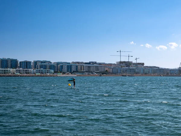  08.28.2025 La Linea, İspanya 'da bir adam Cebelitars' ın lüks apartmanının önünde kanatlı folyoyla sörf yapıyor.. 