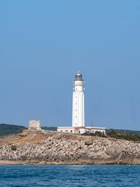 Deniz aşırı sulardan tarihi Trafalgar Deniz Feneri manzarası.