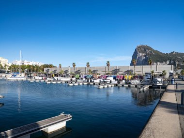 08.28.2025 La Linea de la Concepcion, İspanya 'da renkli yüzen evler. La Linea 'daki bu yüzen tekneler Marina' nın içinde yüzen bir otel oluşturuyorlar.