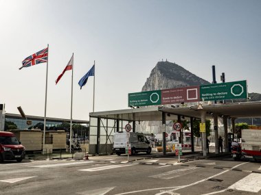 Gibraltar, Birleşik Krallık 08.27.2025 İspanya 'daki La Linea de la Concepcion' dan Cebelitarık 'a giriş kontrol noktası..