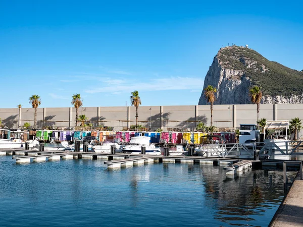 08.28.2025 La Linea de la Concepcion, İspanya 'da renkli yüzen evler. La Linea 'daki bu yüzen tekneler Marina' nın içinde yüzen bir otel oluşturuyorlar.