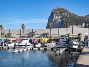 08.28.2025 La Linea de la Concepcion, İspanya 'da renkli yüzen evler. La Linea 'daki bu yüzen tekneler Marina' nın içinde yüzen bir otel oluşturuyorlar.