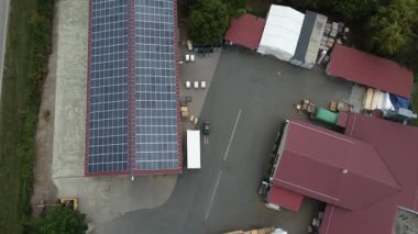 Almanya 'da bir depoda bulunan çatıya monte edilmiş güneş panellerinin insansız hava aracı görüntüsü