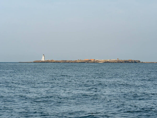 Тарифа остров и маяк, как видно из пролива Гибралтар. Когда вы плывете на восток через пролив, остров Тарифа - одна из первых вещей, с которыми вы столкнетесь.