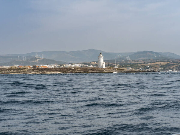 Остров Фауфа, маяк и материковая часть Испании, как видно из пролива Джибриль. Когда вы плывете на восток через пролив, остров Тарифа - одна из первых вещей, с которыми вы столкнетесь.