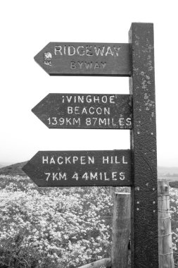 Ridgeway Ulusal Trail İngiltere Avebury Ivanhoe Beacon işareti yazı 90 mil Wiltshire North Wessex Downs alan, olağanüstü doğal güzellik Aonb