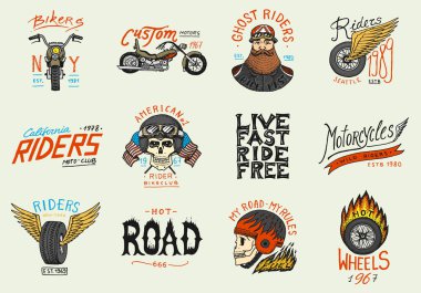 Motosiklet ve motosiklet kulübü şablonları. Vintage özel kafatasları amblem, t gömlek etiketleri rozetleri. Tek renkli retro tarzı. Benzin yarış olan klasik spor motosiklet. Elle çizilmiş kroki kazınmış