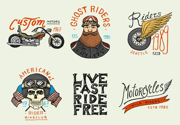 Motocicletas e modelos de clube de motociclista. Crânios personalizados vintage emblemas, rótulos emblemas para t-shirt. Estilo retro monocromático. Motocicleta desportiva clássica com gasolina de corrida. Desenho gravado à mão — Vetor de Stock