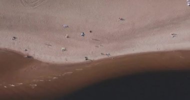 Hava atış kum plaj, Saint petersburg, Rusya. Dinlenme alanı insanlar, Baltık Denizi üst görünüm yaz