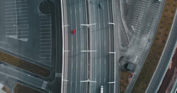 Légi felmérés. mozgó autók a hídon. modern út. felülnézet. város magisztrális és utcai autópályán közlekedés. webes háttér koncepció. — Stock videók