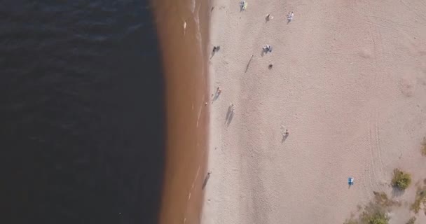 prise de vue aérienne de la plage de sable à Saint-Pétersbourg, Russie. Aire de repos, été Mer Baltique 