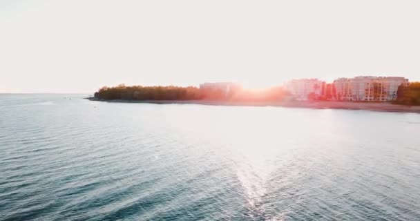 Incredibile tramonto e mare. L'oceano blu. Weekend estivo o vacanza. vista orizzontale. Sfondo paesaggio russo. Il Golfo di Finlandia. Mar Baltico . — Video Stock