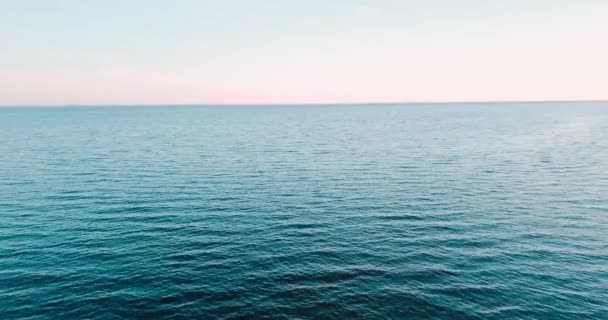 Incroyable océan bleu et vagues. Week-end d'été ou vacances. vue horizontale. Paysage russe fond. Le golfe de Finlande. Mer Baltique .