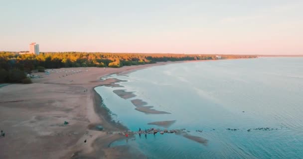 Vue imprenable sur la plage et la mer. L'océan bleu. Week-end d'été ou vacances. Vue de dessus. Paysage russe fond. Le golfe de Finlande. Mer Baltique 