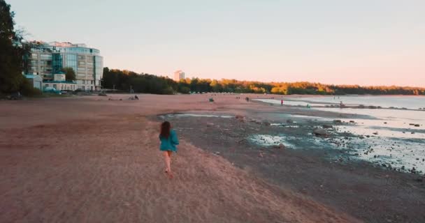 驚くほどのビーチと青い海。美しい少女は、人生を楽しみます。夏休み。水平方向の表示。風景の背景に若い女性は。フィンランド湾。バルト海。観光客の旅のコンセプト. — ストック動画