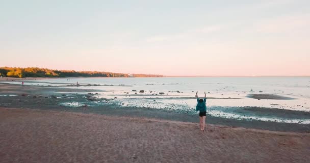 Praia incrível e oceano azul. Menina bonita desfrutar da vida. Férias. vista horizontal. jovem mulher em um contexto de uma paisagem. O Golfo da Finlândia. Mar Báltico. Conceito para turistas itinerantes . — Vídeo de Stock