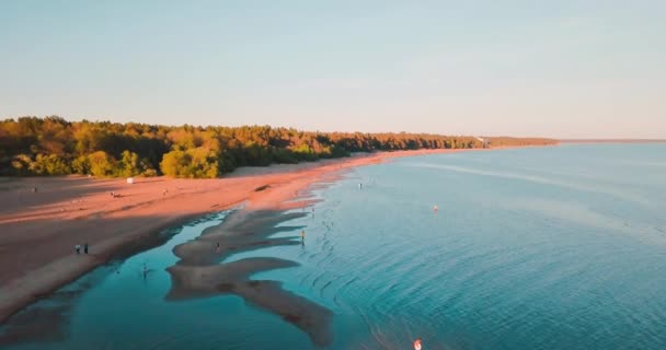 Vue imprenable sur la plage et la mer. L'océan bleu. Week-end d'été ou vacances. Vue de dessus. Paysage russe fond. Le golfe de Finlande. Mer Baltique 