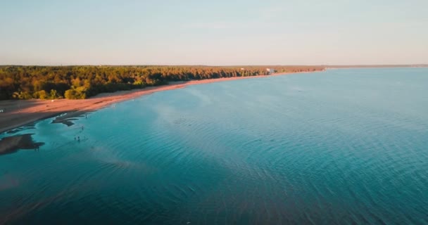 ビーチや海の素晴らしいビュー。青い海。夏の週末や休暇。平面図です。ロシアの風景の背景。フィンランド湾。バルト海 — ストック動画