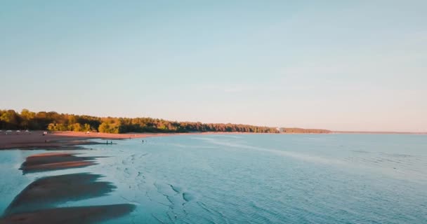 Vue imprenable sur la plage et la mer. L'océan bleu. Week-end d'été ou vacances. Vue de dessus. Paysage russe fond. Le golfe de Finlande. Mer Baltique 
