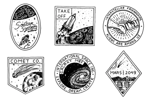 ヴィンテージ空間ロゴ。天文学的な銀河の探査。ミッションの宇宙飛行士や宇宙飛行士。宇宙飛行士の冒険。惑星や衛星のバッジ エンブレム パッチのステッカー。刻まれた手描きのスケッチ. — ストックベクタ