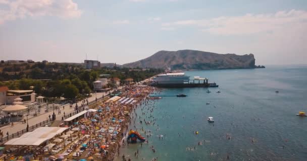 Mountains Peaks, Sunset Sea e a cidade. Épico na borda do vale da montanha com rochas e chamas de sol. Voo de drones 4K. Estabelecimento aéreo, Sudak. Natureza verde da Europa. Cores vintage filme . — Vídeo de Stock