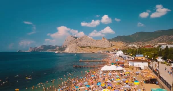 Mountains Peaks, Sunset Sea y la ciudad. Épica en el borde del valle de la montaña con rocas y destellos de sol. Vuelo en avión no tripulado 4k. Establecimiento aéreo, Sudak. Europa naturaleza verde. Película vintage colores . — Vídeos de Stock