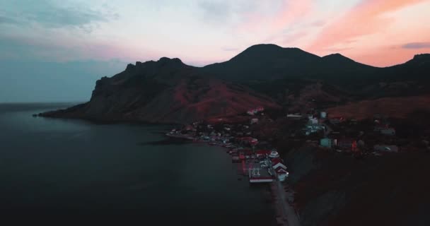 Mountains Peaks, Sunset Sea y la ciudad. Épica en el borde del valle de la montaña con rocas y destellos de sol. Vuelo en avión no tripulado 4k. Establecimiento aéreo, Koktebel. Europa naturaleza verde. Película vintage colores . — Vídeo de stock