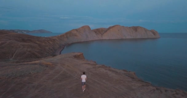 Dağlar tepeler, gün batımı ve deniz. Epik kayalar ve güneş dağ Vadi kenarında flare. 4 k drone uçuş. Hava ıldız. Europe yeşil doğa. Film vintage renkleri. — Stok video