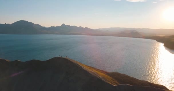 Berg toppar, solnedgång och havet. Epic på kanten av berget dalen med stenar och solen flare. 4 k drone flygning. Aerial herrgårdsarkitektur. Europa gröna natur. Film vintage färger. — Stockvideo