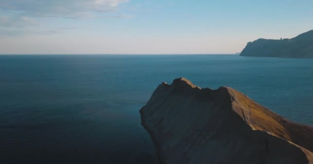 Hegyek csúcsai, a naplemente és a tenger. Epic szélén a hegyi völgyben, a sziklák és a sun a fényfolt. 4 k drone repülés. Légi rendelőnkben. Európa zöld természet. Film vintage színek. — Stock videók