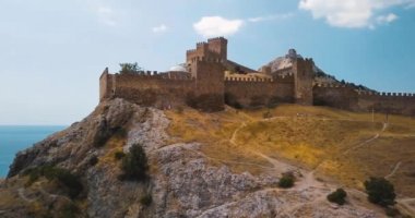 Kale ya da dağın tepesinde Ceneviz kale. 4 k drone uçuş. Hava ıldız. Film vintage renkler. Çin Seddi. Avrupa, Sudak tarihi binalar. Issız alan ve deniz.