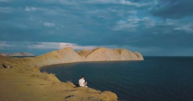 Dağlar tepeler, gün batımı ve deniz. Epik kayalar ve güneş dağ Vadi kenarında flare. 4 k drone uçuş. Hava ıldız. Europe yeşil doğa. Film vintage renkleri.