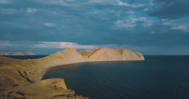 Hegyek csúcsai, a naplemente és a tenger. Epic szélén a hegyi völgyben, a sziklák és a sun a fényfolt. 4 k drone repülés. Légi rendelőnkben. Európa zöld természet. Film vintage színek. — Stock videók