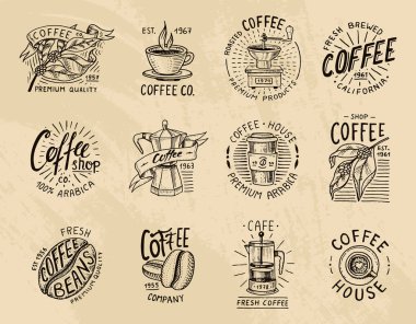 Kahve logolar. Modern vintage öğeler dükkanı menü için. Vektör çizim. rozetleri için tasarım dekorasyon koleksiyonu. hat sanatı tarzı çerçeveleri, etiketleri için. oyulmuş elle çizilmiş eski kroki.
