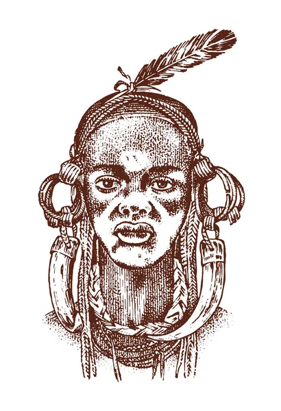 Mujer africana, retratos de aborígenes con trajes tradicionales. Mujer nativa guerrera. Grabado a mano dibujado viejo monocromo Vintage boceto para la etiqueta . — Vector de stock