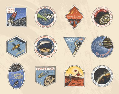Uzay logo kümesi. Mars'a insan görev. Astronomik galaksinin keşfi. Astronot ya da uzaylı macera. Gezegen ve uyduları rozet amblemi yama sticker. oyulmuş elle çizilmiş Vintage kroki