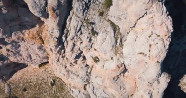 Taş kayalık dağ. Destan dağ Vadi kenarında. 4 k drone uçuş. Hava ıldız. Yatay görünüm. Europe yeşil doğa. Film vintage renkleri.