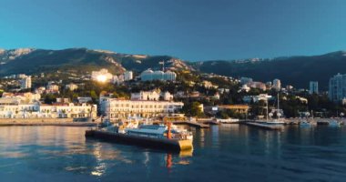 Dağlar tepeler, günbatımı deniz ve şehir. Epik kayalar ve güneş dağ Vadi kenarında flare. 4 k drone uçuş. Hava ıldız, Sudak. Europe yeşil doğa. Film vintage renkleri.