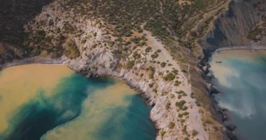 Dağlar tepeler, gün batımı ve deniz. Epik kayalar ve güneş dağ Vadi kenarında flare. 4 k drone uçuş. Hava ıldız. Europe yeşil doğa. Film vintage renkler. üstten görünüm.