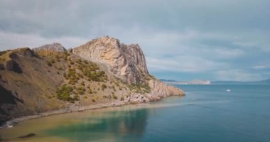Dağlar tepeler ve deniz. Epik kayalar ve güneş dağ Vadi kenarında flare. 4 k drone uçuş. Hava ıldız. Europe yeşil doğa. Film vintage renkleri.