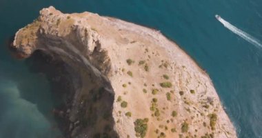 Dağlar tepeler ve deniz. Epik kayalar ve güneş dağ Vadi kenarında flare. 4 k drone uçuş. Hava ıldız. Yatay görünüm. Europe yeşil doğa. Film vintage renkleri.