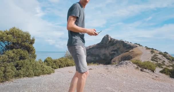 O jovem começa a primeira vez que um drone. Natureza verde da Europa. Cores vintage filme . — Vídeo de Stock