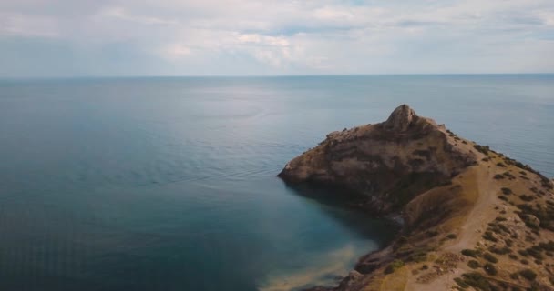 Berg toppar och havet. Epic på kanten av berget dalen med stenar och solen flare. 4 k drone flygning. Aerial herrgårdsarkitektur. Europa gröna natur. Film vintage färger. — Stockvideo