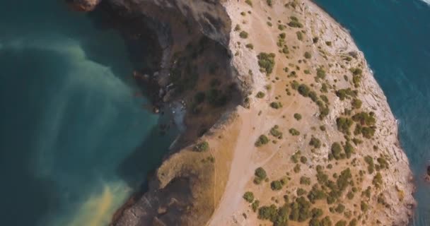 Dağlar tepeler ve deniz. Epik kayalar ve güneş dağ Vadi kenarında flare. 4 k drone uçuş. Hava ıldız. Europe yeşil doğa. Film vintage renkleri. — Stok video