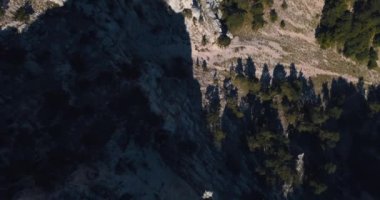 Dağlar tepeler, gün batımı ve deniz. Epik kayalar ve güneş dağ Vadi kenarında flare. 4 k drone uçuş. Hava ıldız. Europe yeşil doğa. Film vintage renkler. üstten görünüm.